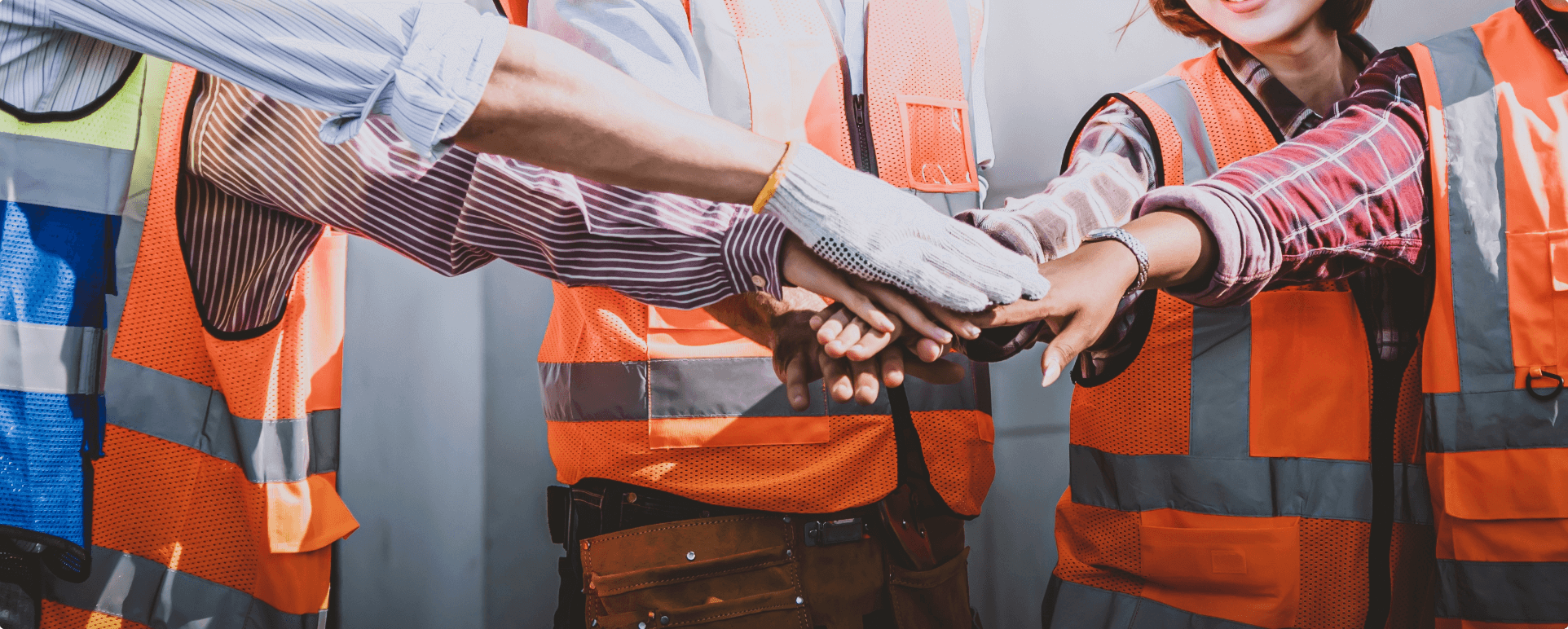 un equipo de trabajo, vestido con equipo de proteccion civil listos para empezar a trabajar