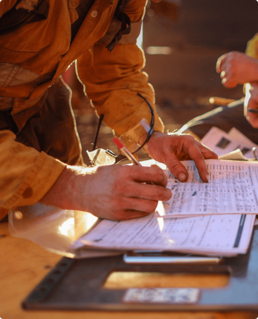 se muestra un ingeniero revisando su vitacora en un ambiente laboral