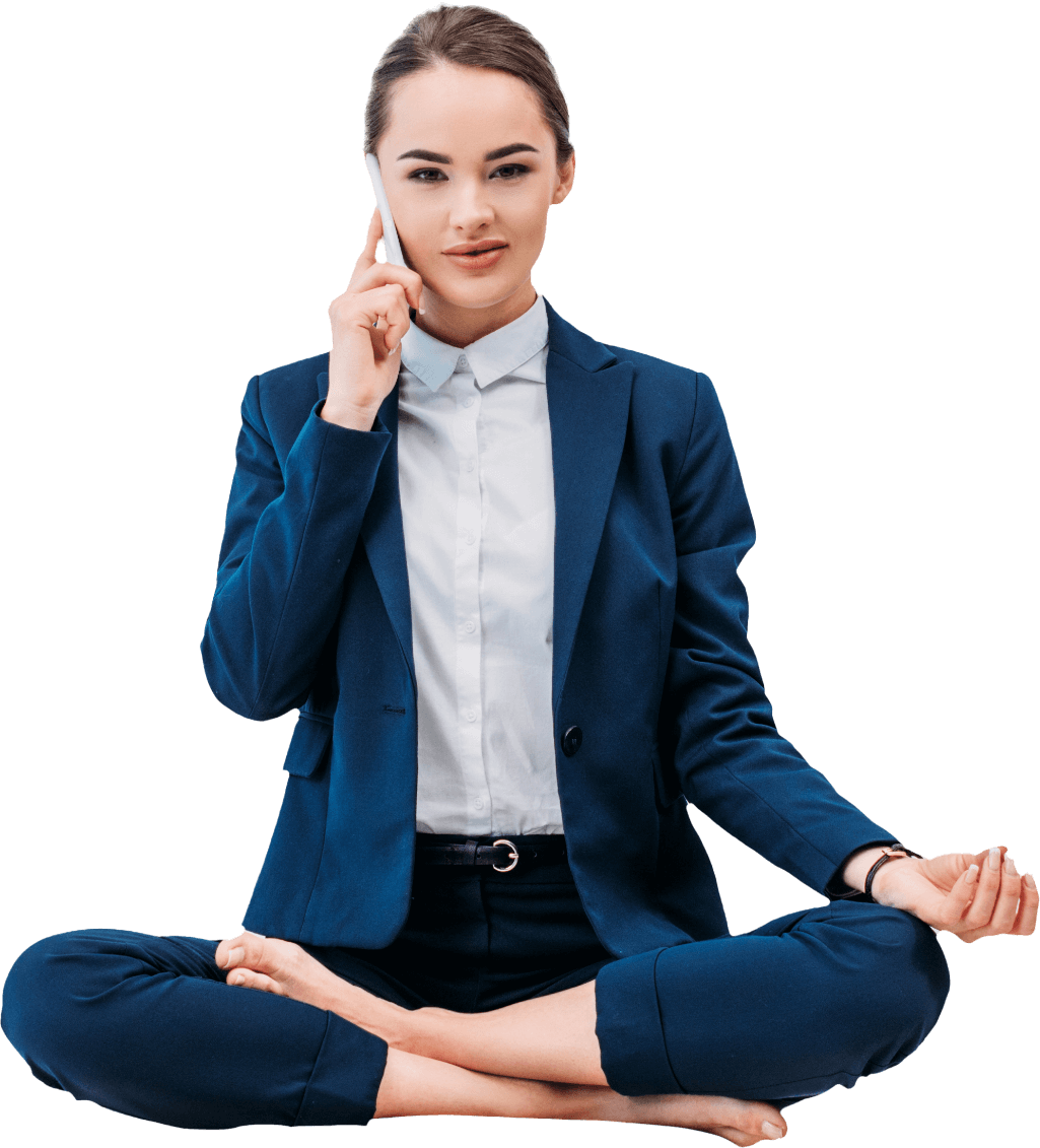una mujer haciendo representando que esta trabajando haciendo una llamada telefonica en una postura de yoga